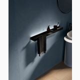 Gresie Iro Navy Mat 60x120 cm – ambient baie, baie albastra cu etajera neagra si prosop, pe pardoseala