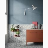 Gresie Iro Next Navy Silk 60x120 cm – ambient bucatarie, bucatarie cu blat terrazzo, mobilier caramiziu si perete albastru