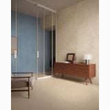 Gresie Iro Stripe Ivory Mat 60x120 – ambient living, living cu comoda lemn si perete albastru textura, pe pardoseala