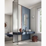 Gresie Iro Pearl Mat 60x120 cm – ambient baie, dormitor si baie open space cu perete sticla riflata, pe pardoseala