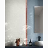 Gresie Iro Pearl Mat 60x120 cm – ambient baie, perete gresie alba si albastra cu chiuveta moderna