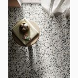Gresie Iro Next Black Silk 60x120 cm – ambient baie, pardoseala terrazzo vazuta de sus cu masuta rotunda