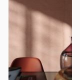Gresie Iro Rose Mat 60x120 cm – ambient living, perete roz cu lumina si umbre, scaun rosu, vaze
