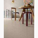 Gresie Iro Sand Mat 60x120 cm – ambient living, living cu masa lemn, scaune colorate si pardoseala gresie