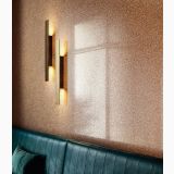 Gresie Newdeco Fire Mat 60x60 cm – ambient living, perete texturat cu aplice aurii si canapea verde