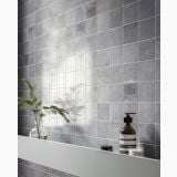 Faianta Portelanata Pixel Artic Lucios 10x10cm – ambient baie, perete faianta gri cu raft alb si plante