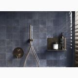 Faianta Portelanata Pixel Blue Lucios 10x10cm – ambient baie, dus cu robinet auriu si etajera cu produse cosmetice, pe perete