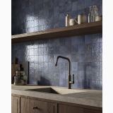 Faianta Portelanata Pixel Blue Lucios 10x10cm – ambient bucatarie, bucatarie cu faianta albastra lucioasa si blat piatra, pe perete