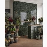 Faianta Portelanata Pixel Forest Lucios 10x10cm – ambient comercial, magazin de flori cu perete verde placat, tejghea lemn
