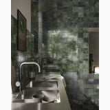 Faianta Portelanata Pixel Forest Lucios 10x10cm – ambient bucatarie, bucatarie moderna cu perete verde texturat si chiuveta metalica