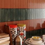 Gresie Portelanata Tetris Coral Lucios 5X20 cm – ambient bucatarie, placi verticale caramiziu si verde, obiecte decorative pe masa, pe perete