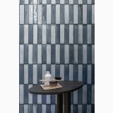 Gresie Portelanata Tetris Ocean Lucios 5X20 cm – ambient, perete placat cu gresie albastra, masa neagra rotunda