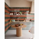Gresie Portelanata Tetris Coral Lucios 5X20 cm – ambient bucatarie, bucatarie moderna cu faianta dungi verde caramiziu si masa rotunda, pe perete
