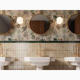 Gresie Portelanata Tetris Creme Lucios 5X20 cm – ambient baie, trei lavoare cu oglinzi rotunde si tapet floral, pe perete