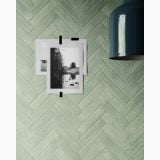 Gresie Portelanata Tetris Rugiada Mat 5X20 cm – ambient, perete verde in model chevron cu fotografii atasate