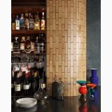 Gresie Portelanata Tetris Sienna Lucios 5X20 cm – ambient comercial, bar cu perete gresie bej, sticle si vaze colorate