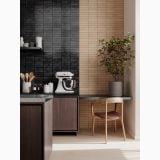 Gresie Portelanata Tetris Smoke Lucios 5X20 cm – ambient bucatarie, bucatarie moderna cu faianta neagra si perete gresie bej