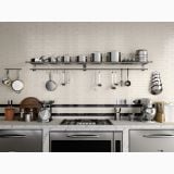 Gresie Portelanata Tetris White Lucios 5X20 cm – ambient bucatarie, bucatarie eleganta cu faianta alba si raft ustensile inox, pe perete