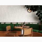 Gresie Portelanata Tetris White Mat 5X20 cm – ambient comercial, restaurant cu perete gresie alba, canapele verzi si masa rotunda