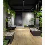 Gresie Timewood Natur 20x120 cm – ambient comercial, showroom cu pardoseala lemn, pereti betoni si plante verzi