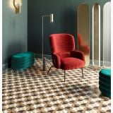 Gresie Intarsi Elite 01 20x20 cm – ambient living, living elegant cu fotoliu rosu si pardoseala geometrica