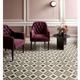 Gresie Intarsi Glam 02 20x20 cm – ambient living, living elegant cu fotolii mov si gresie geometrica, pe pardoseala