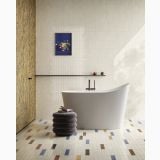 Faianta Terre TG10 Gesso Brick 5X20 cm – ambient baie, baie moderna cu cada freestanding si perete crem