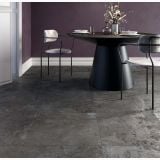 Gresie Ghost Taupe Mat 60x120 cm – ambient living, sufragerie eleganta cu masa neagra si perete mov, pe pardoseala