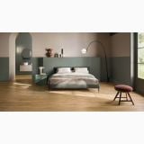 Gresie Imitatie Lemn Antislip Essence Gold Mat 30x120X2cm – ambient dormitor, dormitor modern cu pat gri si pardoseala lemn