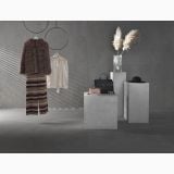 Gresie Quarry Gravel Stone 60x60x1.2 cm – ambient comercial, vitrina moda cu piedestale gri si accesorii expuse, pe pardoseala