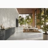 Lastra Gresie Origins Greige Mat 120x280x0,6 cm – ambient living, living spatios cu canapele, copaci interiori si pardoseala gri