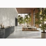 Gresie de exterior Origins Greige Anti-Slip 60x120x2 cm – ambient living, living spatios cu canapele, copaci interiori si pardoseala gri
