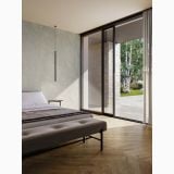 Lastra Gresie Origins Greige Mat 120x280x0,6 cm – ambient dormitor, dormitor modern cu parchet, pat gri si perete glisant spre gradina, pe pardoseala