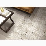Gresie Decorata Essence Pepper 20x20 cm – ambient living cu măsuță din lemn