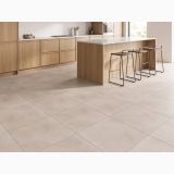 Gresie Efect Beton Essence Materia Colonial Mat 60x60 cm – ambient bucătărie cu mobilier din stejar