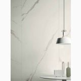 Lastra Gresie HBO 20 Calacatta Lucios 120x278 cm – ambient living, perete marmura calacatta cu lampa suspendata si masa
