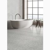 Gresie Terrazzo Blend Gravel Grey Mat 60x120 cm – ambient baie cu cadă freestanding