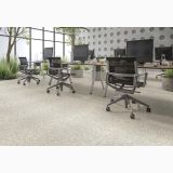 Gresie Terrazzo Blend Gravel Sand Mat 120x120 cm – ambient birou open-space