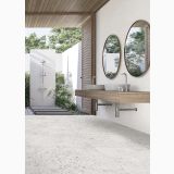 Gresie Terrazzo Blend Pebble Silver Mat 60x120 cm – ambient baie cu duș în aer liber