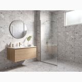 Gresie Terrazzo Blend Stone White Mat 30x60 cm – ambient baie modernă