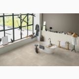Gresie Terrazzo Essence Cristalli Colonial Mat 60x120 cm – ambient baie luminoasă cu cadă freestanding
