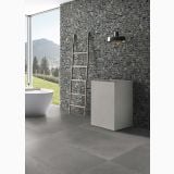 Gresie Terrazzo Essence Cristalli Forest Mat 60x120 cm – ambient baie cu perete accent și cadă
