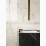 Gresie Abk Calacatta Select Lux Lucios 60x60 cm – ambient baie, baie luxoasa cu marmura alba, blat negru si accente aurii, pe perete