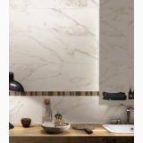 Gresie Abk Calacatta Select Sable Mat 60x120 cm – ambient baie, baie moderna cu perete marmura si blat lemn