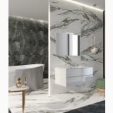 Gresie Abk Pietra Grey Lux Lucios 60x120 cm – ambient baie, baie moderna cu cada freestanding si pereti marmura verzui, pe pardoseala si perete