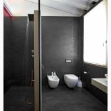 Gresie Concrete Graphite 60x120x0.48 cm – ambient baie, baie moderna cu gresie gri antracit pe pereti si pardoseala, pe pardoseala si perete
