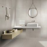 Gresie Concrete Rope 4.8 120x120 cm – ambient baie, baie moderna cu lavoar suspendat si oglinda rotunda, pe pardoseala