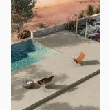 Gresie Exterior Wild Grey 60x120x2 cm – ambient piscina, terasa gresie gri langa piscina cu scaune moderne, pe pardoseala