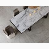 Gresie HBO 15 Silver Mat 120x120 cm – ambient living, vedere de sus masa marmura si scaune pe gresie gri, pe pardoseala