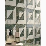 Gresie Portelanata Decor Dimore Audrey Amazzonite 20x20 cm – ambient baie, perete cu decor geometric marmorat verde si alb